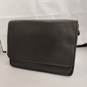 Classic 0768E Leather Shoulder Bag.