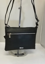 Load image into Gallery viewer, Vintage 879 Leather Shoulder Bag.
