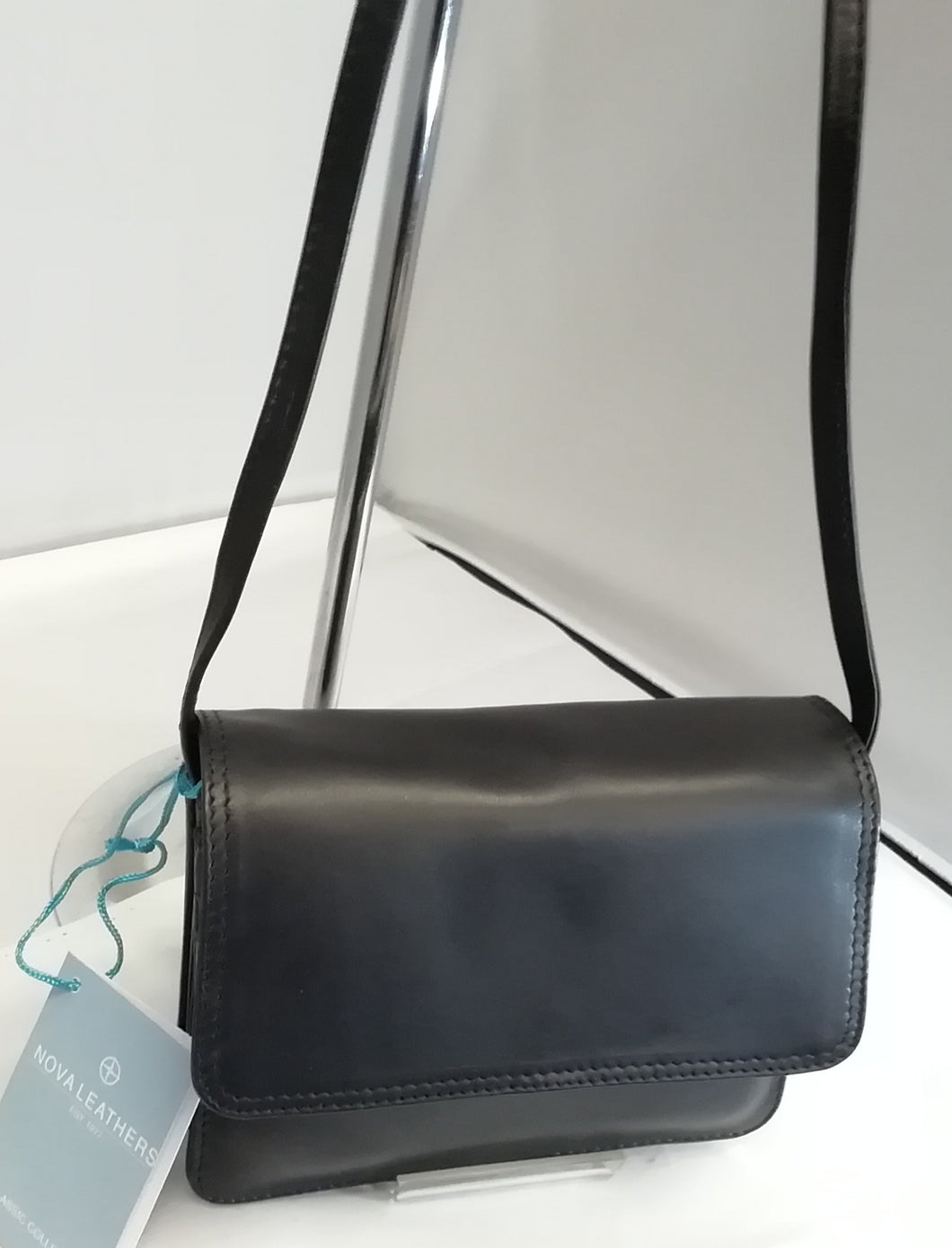 Classic 0702E Small Leather Shoulder Bag